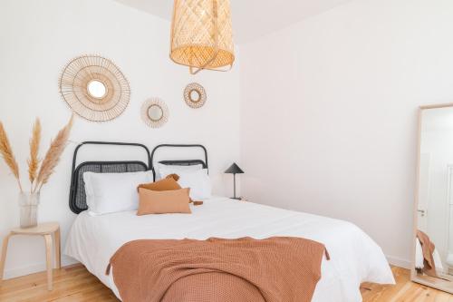里斯本Casa Boma Lisboa - Sunny and Elegant Apartment - Lapa V的白色卧室配有白色的床和棕色毯子