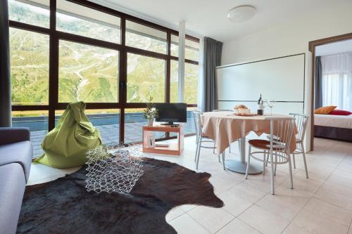 布勒伊-切尔维尼亚BASE CAMP alpine apartments的客厅配有桌子和沙发