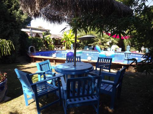 Souvans蓝色豪宅尚布尔酒店 的游泳池前的蓝色桌椅