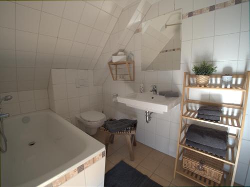 博恩de lütte Kabuff的带浴缸、盥洗盆和卫生间的浴室
