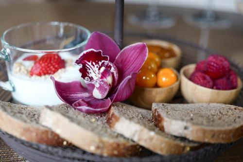 维洛尔巴Maison Silvia的面包盘,上面有花和水果