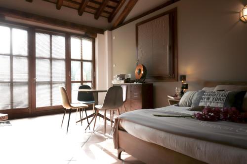 维洛尔巴Maison Silvia的卧室配有一张床和一张桌子及椅子