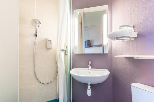 图尔B&B HOTEL Tours Nord 2 La petite Arche的一间带水槽和淋浴的浴室