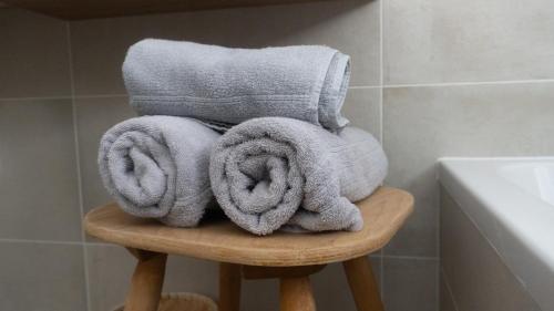 布列瑟农Agriturismo Gfaderhof的浴室凳子上堆着的毛巾