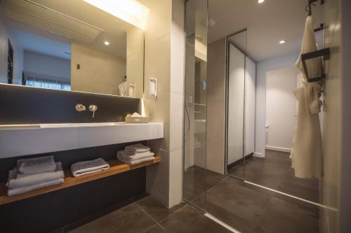 圣吉尔莱班Ness by D-Ocean的浴室设有玻璃淋浴间和镜子