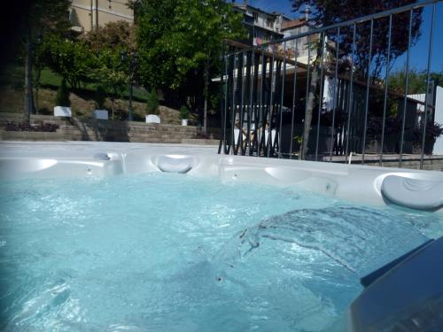 乌尔比诺Albergo Diffuso - Il Poggetto tra Urbino & San Marino的蓝色泳池内的热水浴池