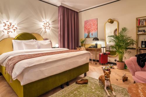 华沙SleepWell Boutique Apartments的卧室里设有床,卧室里还养着狗