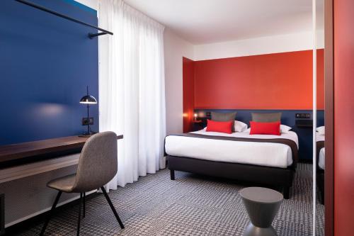 莫尔塞姆Hotel Le Bugatti的一间卧室设有一张红色和蓝色的墙壁床。