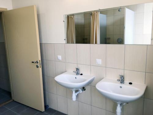 克雷廷加Ecohotel的浴室设有2个水槽和镜子