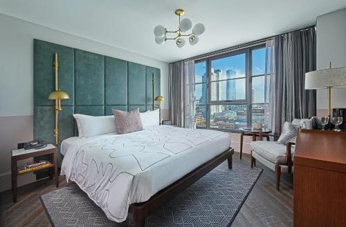 The Hoxton, Chicago客房内的一张或多张床位