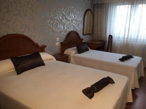 福斯Villa De Foz的酒店客房,设有两张床和镜子