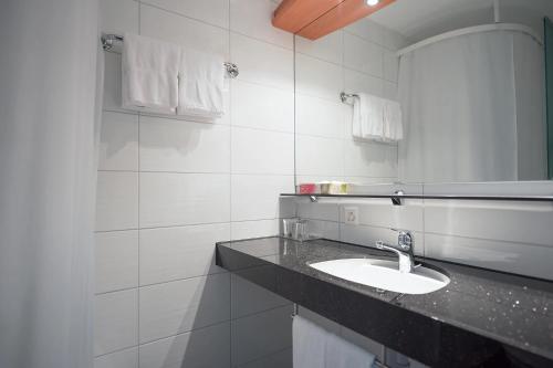 弗鲁伊利克劳森霍夫弗鲁利酒店的白色的浴室设有水槽和镜子
