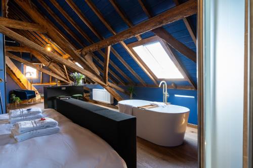 RiethovenBoutique hotel Lytel Blue的一间带浴缸和水槽的浴室