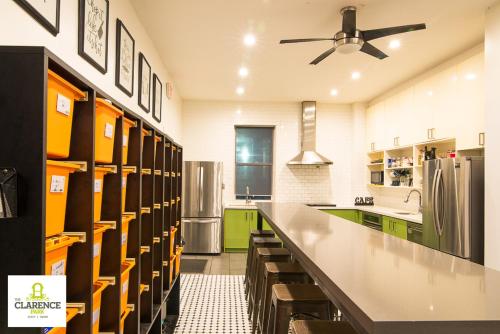 多伦多The Clarence Park的厨房配有绿色和黄色的橱柜和冰箱