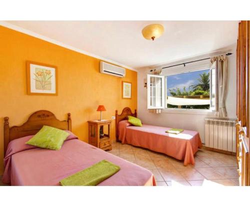 阿莱奥尔Villa Ingrid的一间卧室设有两张床和窗户。