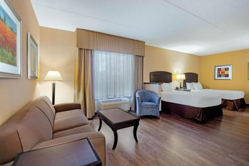 贝莱尔La Quinta Inn & Suites Bel Air的酒店客房,配有床和沙发