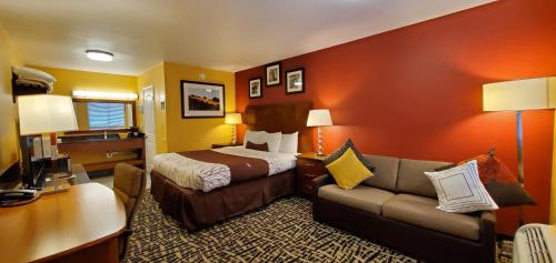 奇兰艾伯汽车旅馆的酒店客房,配有床和沙发