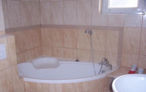 什奇特诺克斯西尼斯塔温旅馆的带浴缸的浴室和水槽