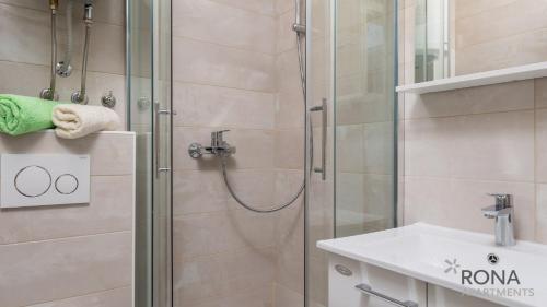 洛夫兰Rona Studio Apartment Tena的带淋浴和盥洗盆的浴室