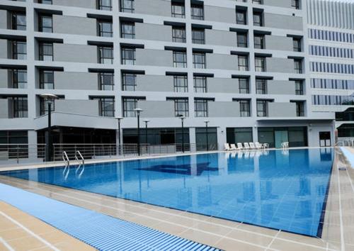 新加坡YWCA Fort Canning的大楼前的大型游泳池