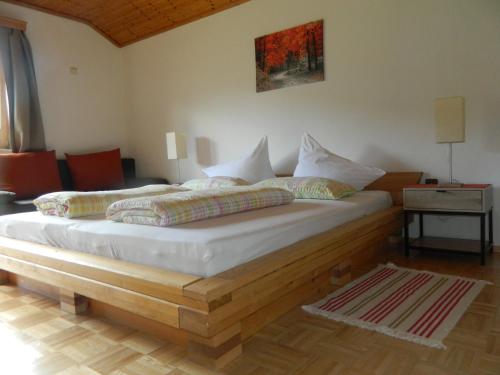 格伦德尔湖Egglmeier's Ferienwohnung的一间卧室配有一张木架大床
