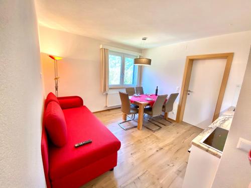 巴德小基希海姆Loft in Wasserstrasse的客厅配有红色的沙发和桌子