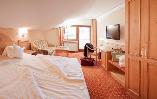 希洛谢克克莱恩瓦尔赛特尔套房酒店的配有一张床和一张书桌的酒店客房