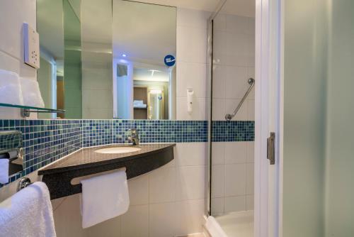 莱斯特Holiday Inn Express Leicester City, an IHG Hotel的带淋浴、盥洗盆和卫生间的浴室
