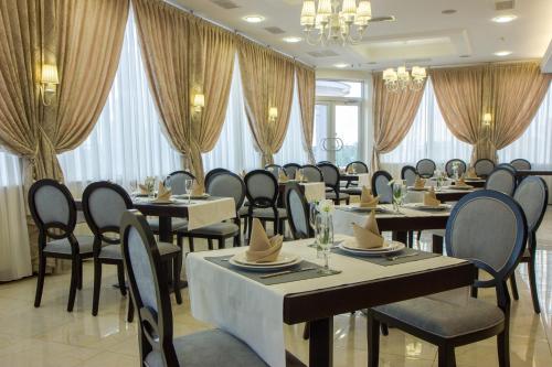 Alarus Luxe Hotel餐厅或其他用餐的地方
