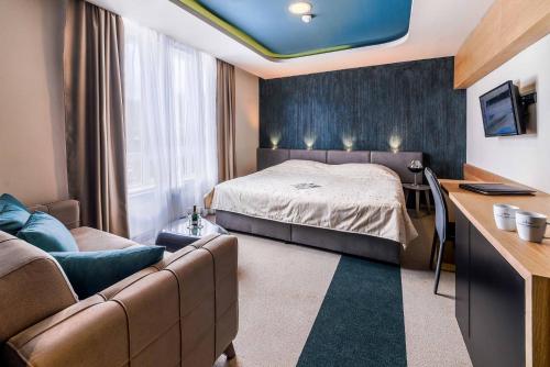 科帕奥尼克科拉勒维卡达西酒店的酒店客房,配有床和沙发
