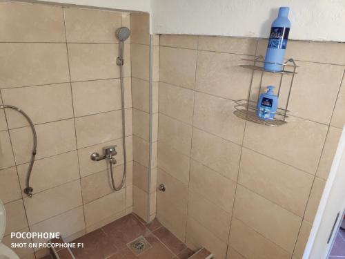 威尔帕扎Apartman Pavle 2的架子上装有一瓶水的淋浴