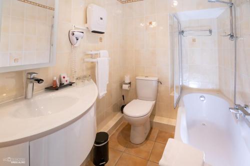 梅吕埃圣救世主酒店的浴室配有卫生间、盥洗盆和淋浴。