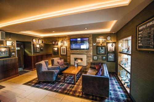 东基尔布赖德托伦斯酒店 的客厅配有两张沙发和一台电视
