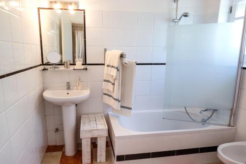 塔维拉雷伊谷客栈的白色的浴室设有水槽、浴缸和卫生间。