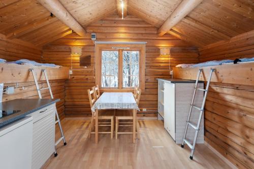 Hovet博克鲁德露营酒店的小木屋内的厨房配有桌椅
