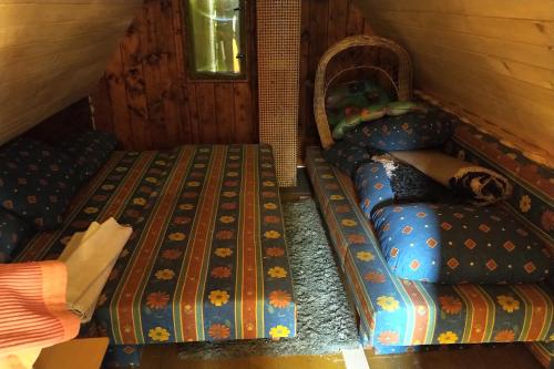 Malebná chata v lese客房内的一张或多张床位