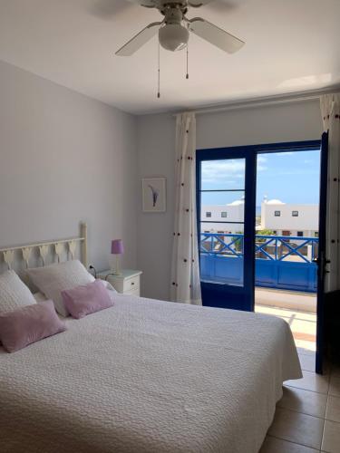 普拉亚布兰卡布里萨德尔马别墅的一间卧室设有一张床,享有海景