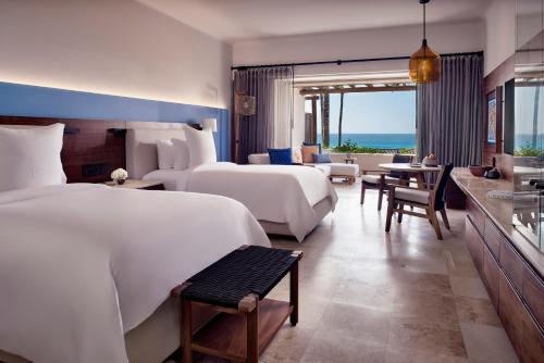 蓬塔米塔蓬美达四季度假酒店的酒店客房带两张床和一个客厅