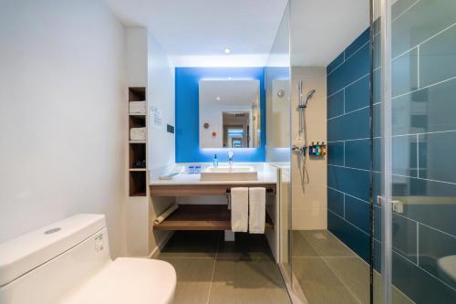 杭州杭州西湖东智选假日酒店的一间带水槽、卫生间和镜子的浴室
