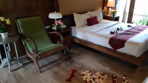 梭罗Rumah Batu Boutique Hotel的卧室配有1张床、1张桌子和1把椅子