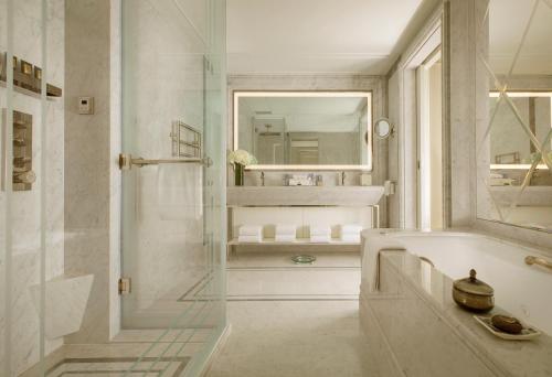 澳门澳门巴黎人的带浴缸、水槽和镜子的浴室