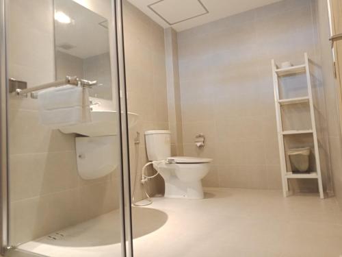 Ban Dao RuangThe White Garden Premier Saraburi的浴室配有卫生间、盥洗盆和淋浴。