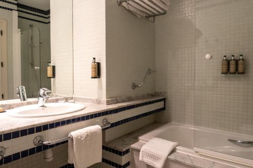 拉斯卡萨斯铁屋旅馆的带浴缸、水槽和浴缸的浴室