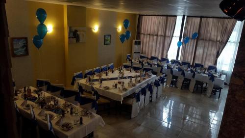 MezdraХотелски Комплекс Родина的一间带桌椅和蓝色气球的用餐室