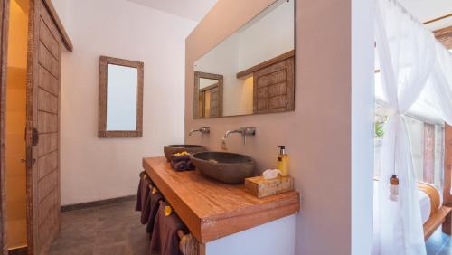 JasriVilla Hidden Jewel, including private cook and butler service的浴室配有带水槽的木制台面