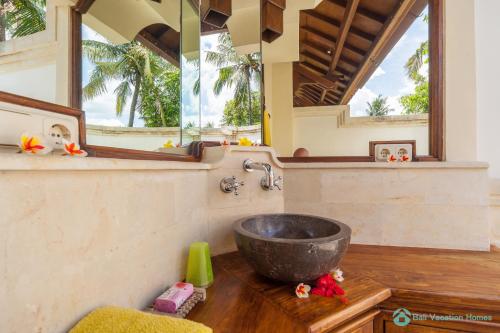 Treasure of Bali, 3BR villa, infinity pool, staff的一间浴室