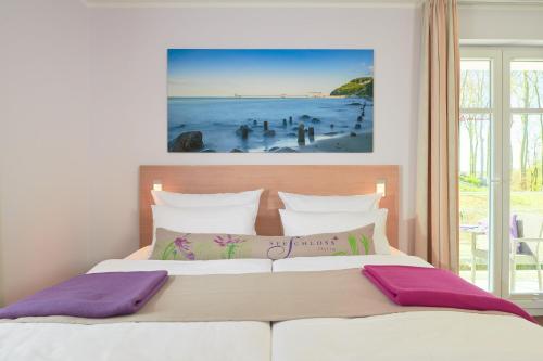 奥斯赛拜-塞林塞灵希彻洛斯酒店的一间卧室配有一张海滩景床