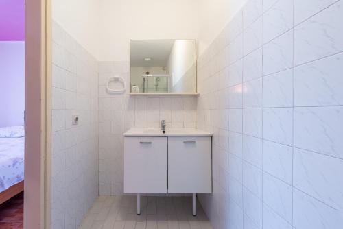 波拉斯Guest House Radulj的白色的浴室设有水槽和镜子