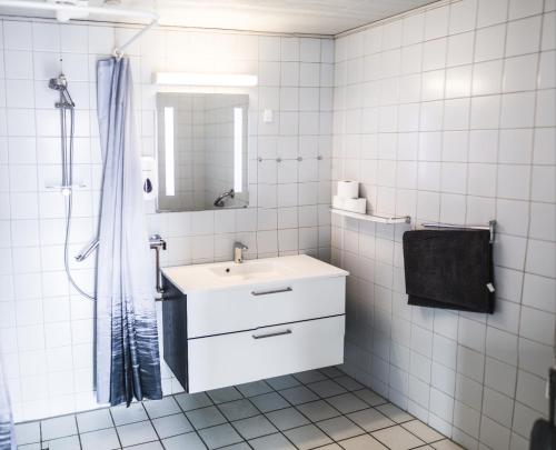 霍耶Hohenwarte的白色的浴室设有水槽和镜子
