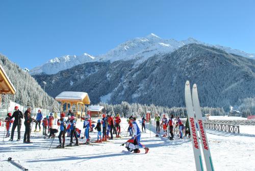 圣卡特琳娜瓦尔夫潘德兰奇尼酒店的一群人在雪中滑雪
